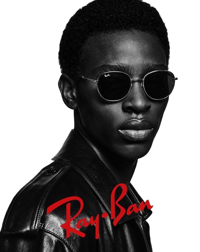 Hombre con anteojos de sol Ray-Ban Round Metal