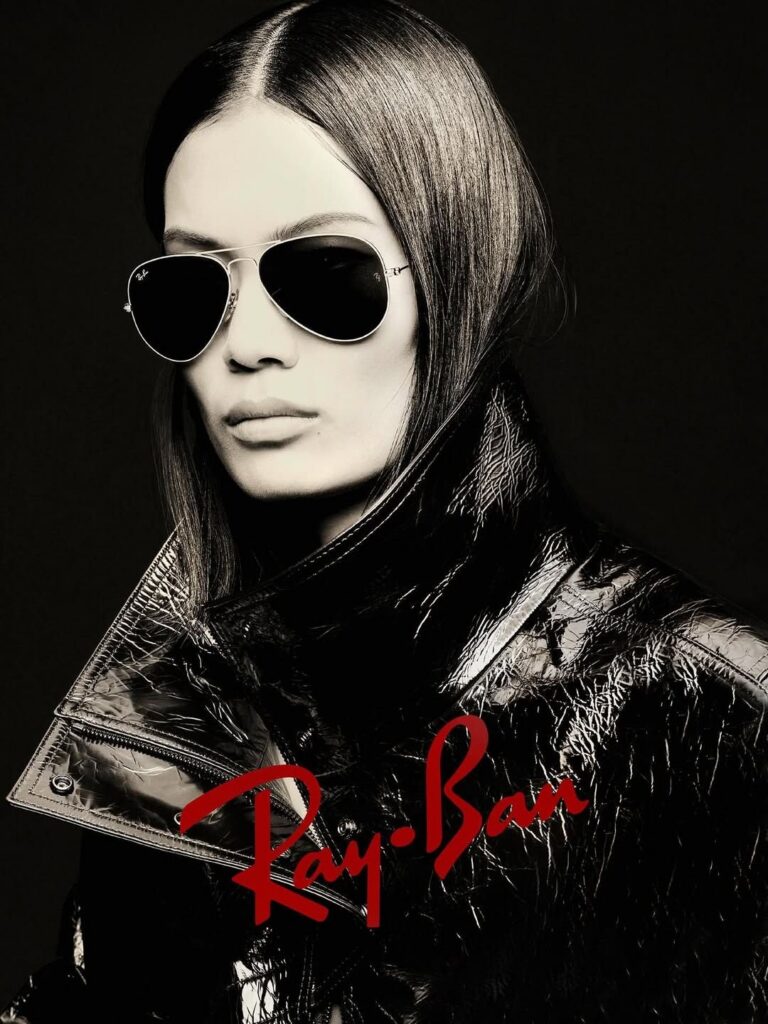 Mujer con anteojos de sol Ray-Ban Aviator
